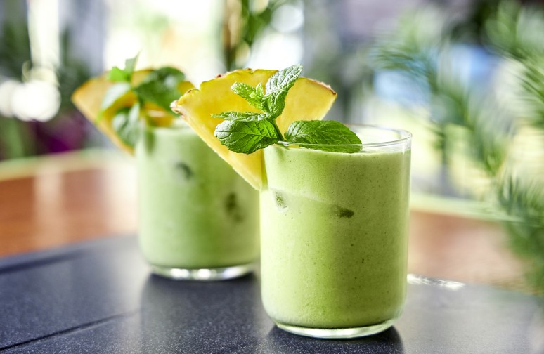 Smoothie με Kale Mix, Aνανά & Kαρύδια