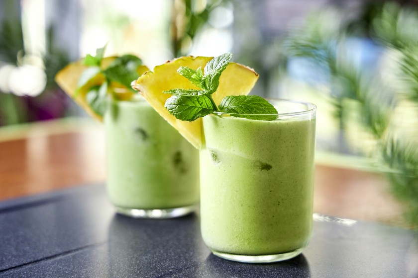 Smoothie με Kale Mix, Aνανά & Kαρύδια