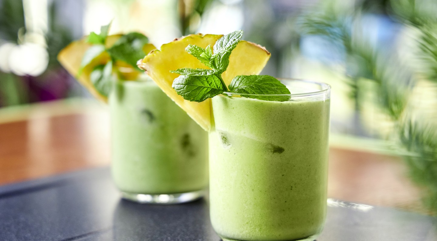 Smoothie με Kale Mix, Aνανά & Kαρύδια